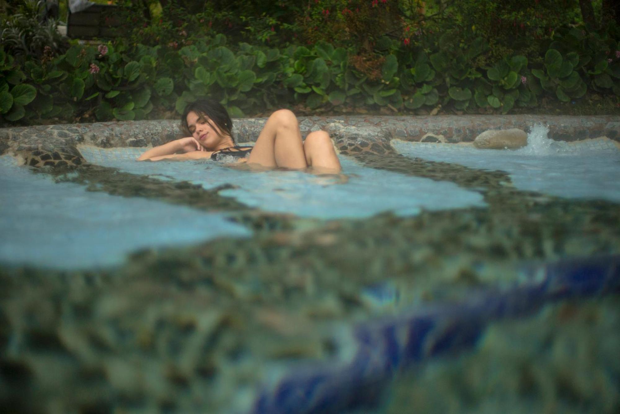 Termas De Papallacta Dış mekan fotoğraf A woman bathing in the hot springs